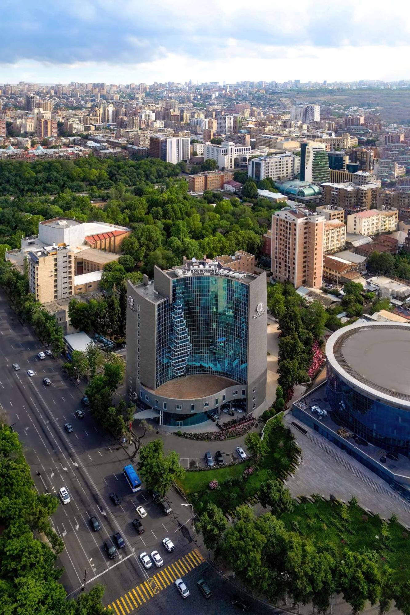 Doubletree By Hilton Yerevan City Centre Exteriör bild